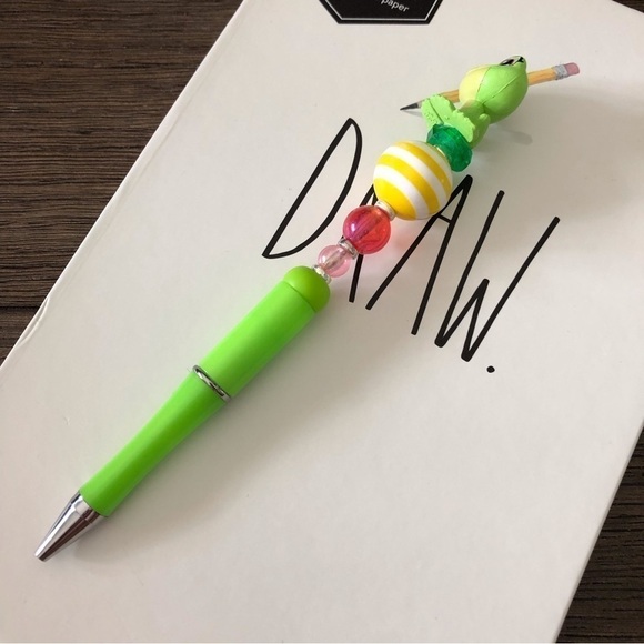 Disney doorables: The Princess and The Frog: Tiana as frog handmade beaded pen - Picture 2 of 3